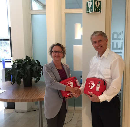 Leo Opmeer, gemeente Stichtse Vecht stelt 2 AED's ter beschikking aan de stichting